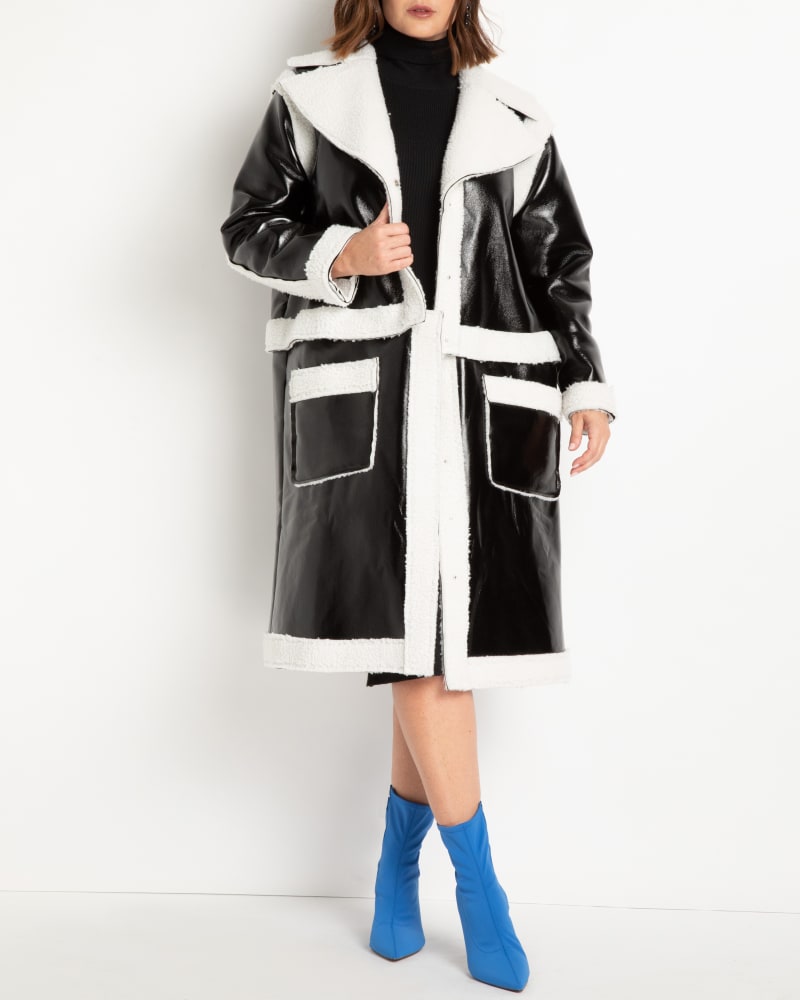 Front of a model wearing a size 14/16 Freya Convertible Sherpa Coat in Black And Cream by ELOQUII. | dia_product_style_image_id:241967